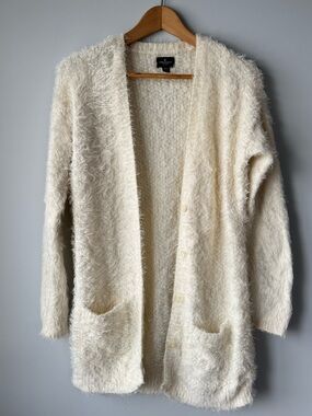 (M) Women’s American Eagle Cream Fuzzy soft knit Cardigan